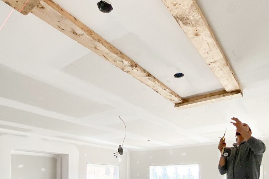 Bello Worker - Ceiling Services